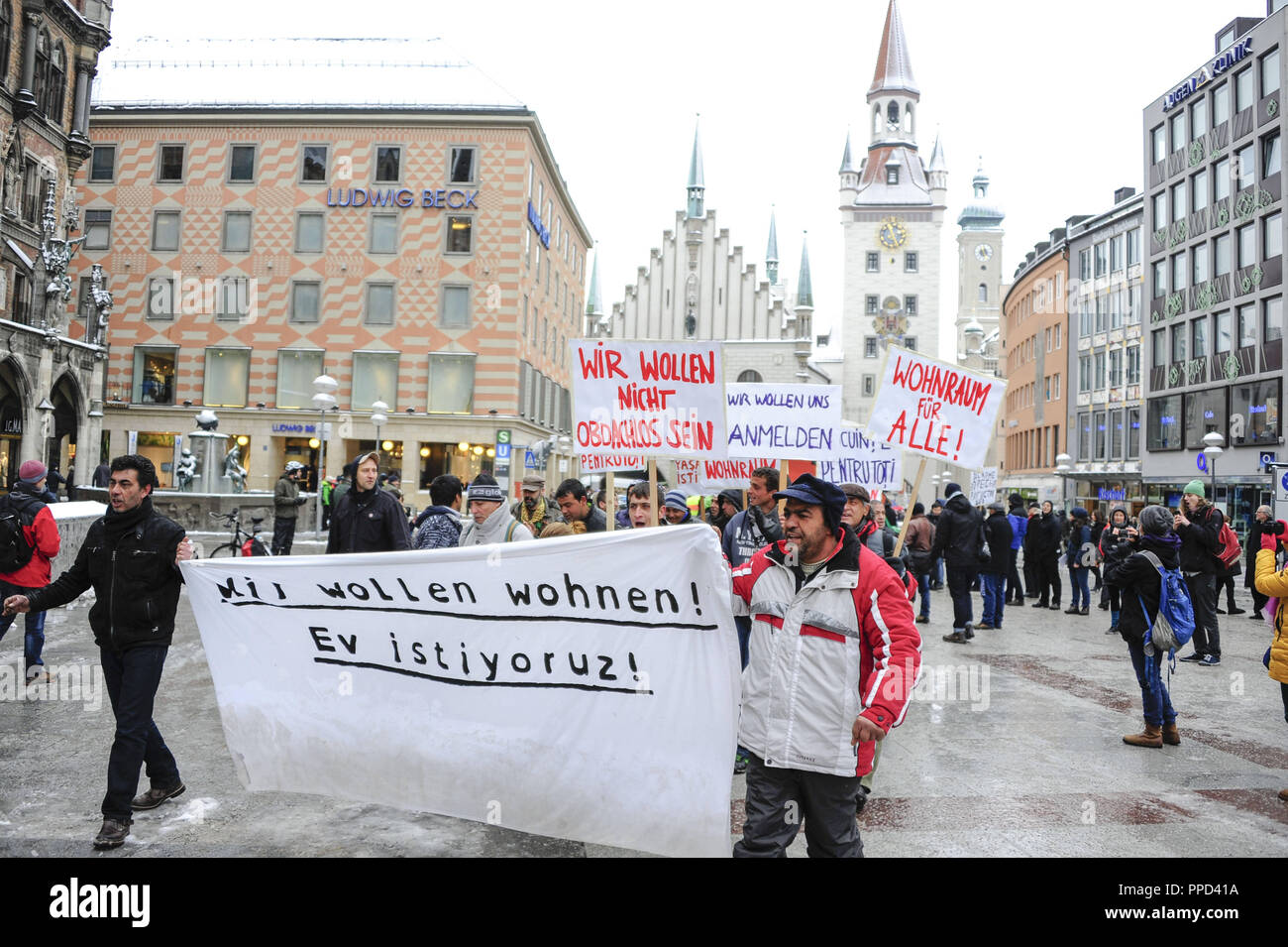 À une marche de protestation dans le centre de Munich (photo Marienplatz) autour de 50, pour la plupart, des journaliers bulgare à la demande ont le droit d'être logés dans des refuges pour sans-abri en milieu urbain. Banque D'Images