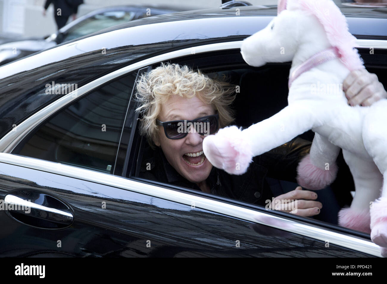 Les membres du groupe de rock scorpions et visiter le magasin de guitare Guitares 'MJ' de Matthias Jabs à la Pariser Strasse à Munich Haidhausen avant leur concert. Dans la photo le batteur James Kottak avec une peluche Jessie James. Banque D'Images