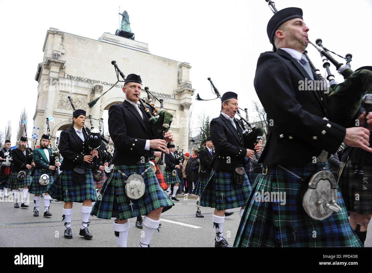 Bagplayer avant la Siegestor au défilé de la Saint-Patrick de l'irlandais sur le canal Léopold et Ludwigstrasse. Banque D'Images