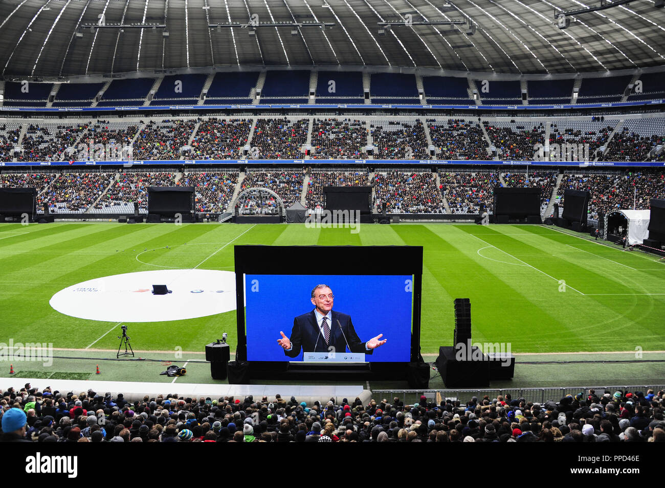Dans le cadre de la célébration de l'anniversaire 'les 100 ans sur le 100e anniversaire 35 000 employés BMW suivre dans l'Allianz Arena, la diffusion en direct de la cérémonie officielle de la Halle olympique. Dans l'image, l'adresse du membre du conseil de BMW Norbert Reithofer. Banque D'Images