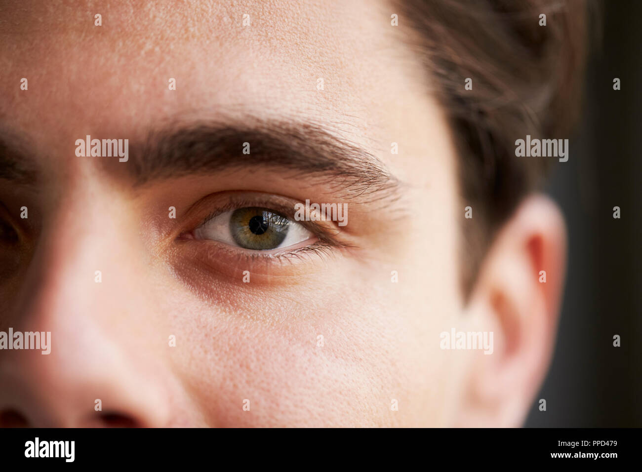 Close up de quart supérieur des jeunes face à l'homme blanc Banque D'Images