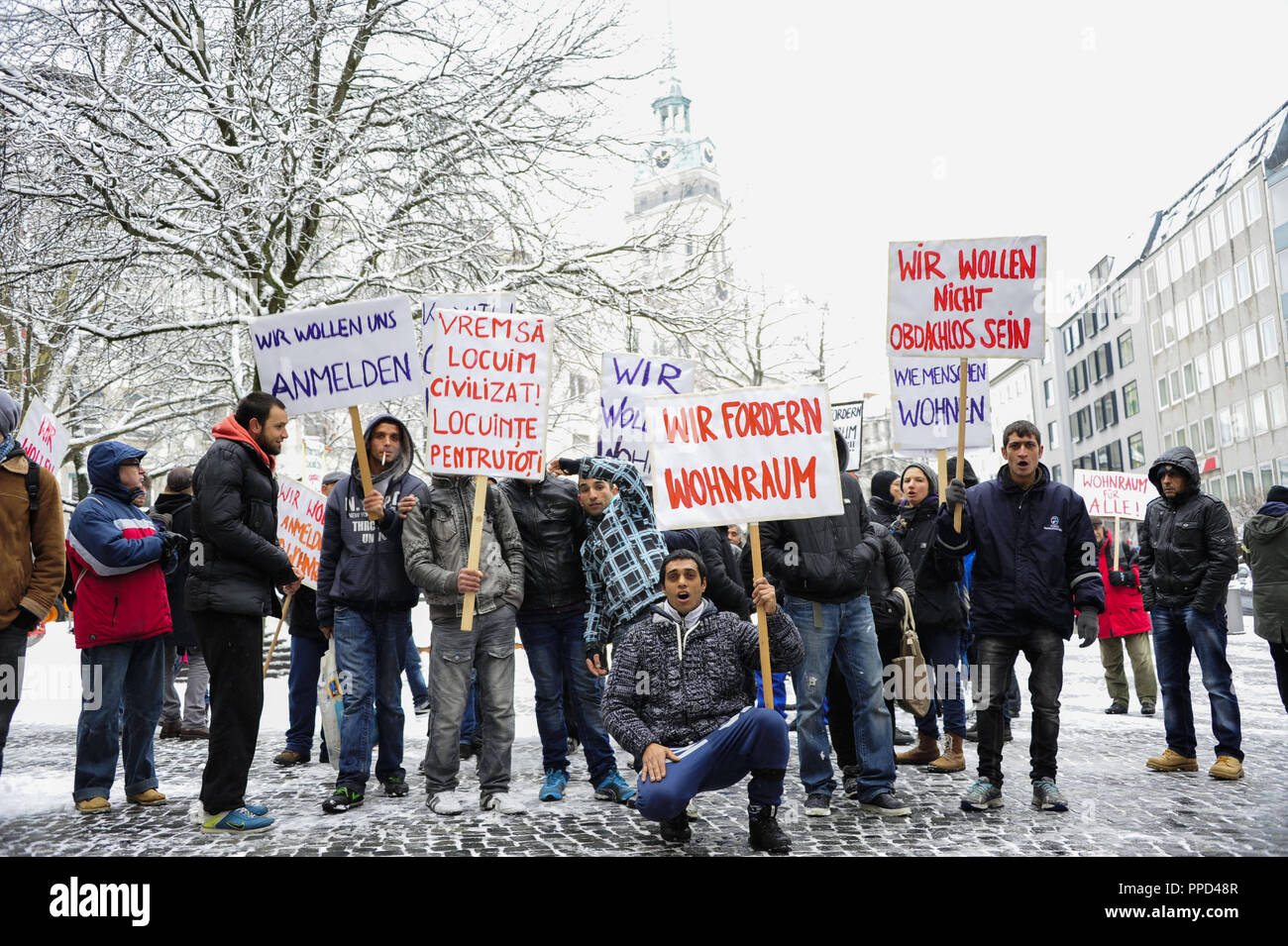 À une marche de protestation dans le centre de Munich, autour de 50, pour la plupart, des journaliers bulgare à la demande ont le droit d'être logés dans des refuges pour sans-abri en milieu urbain. Banque D'Images