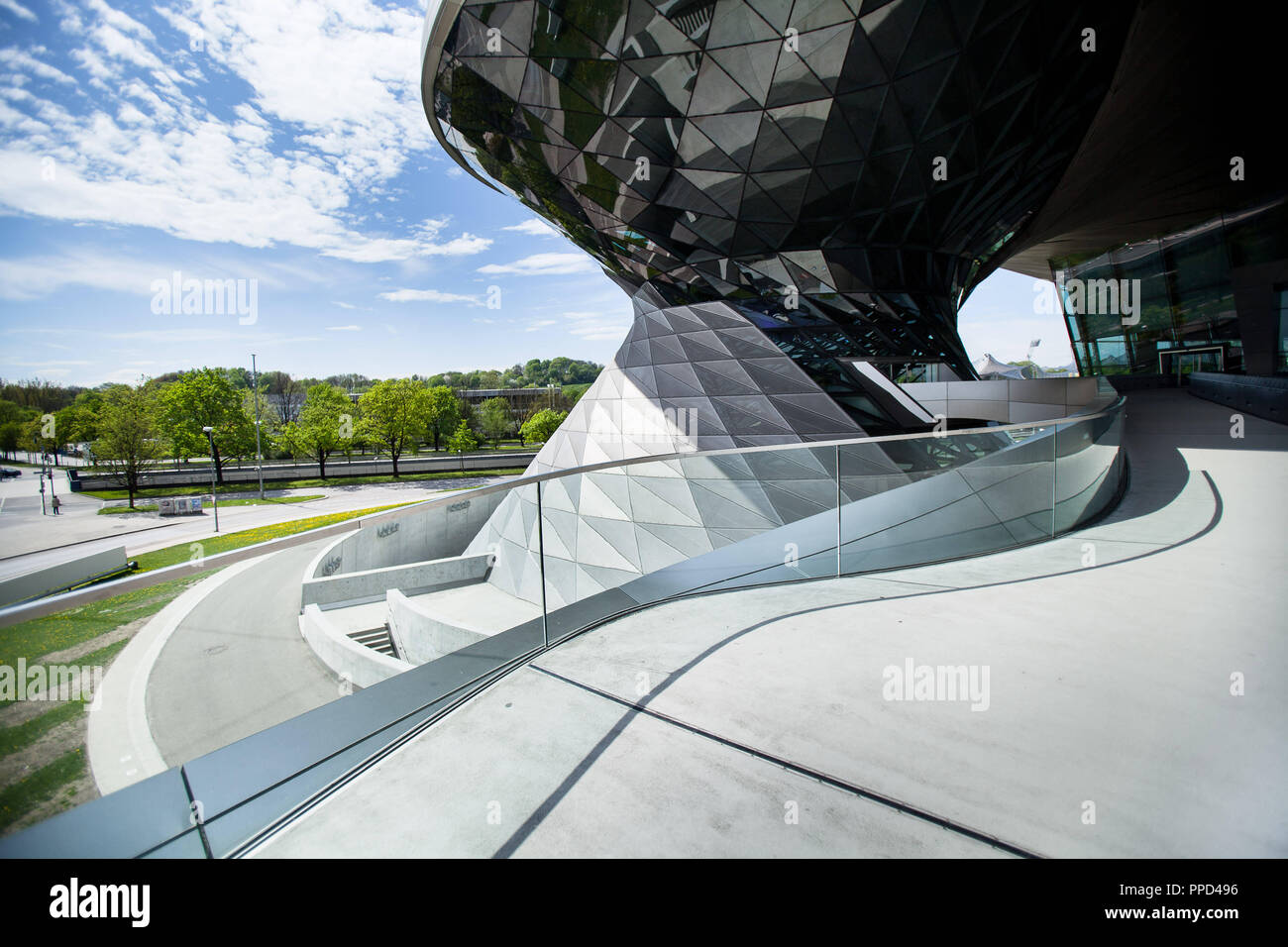 Façade de la BMW Welt au nord de Munich. Banque D'Images