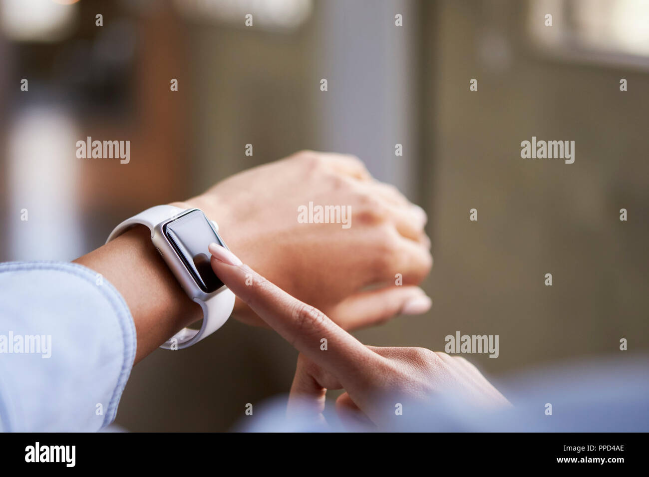 Close up of woman's hands en utilisant smartwatch Banque D'Images