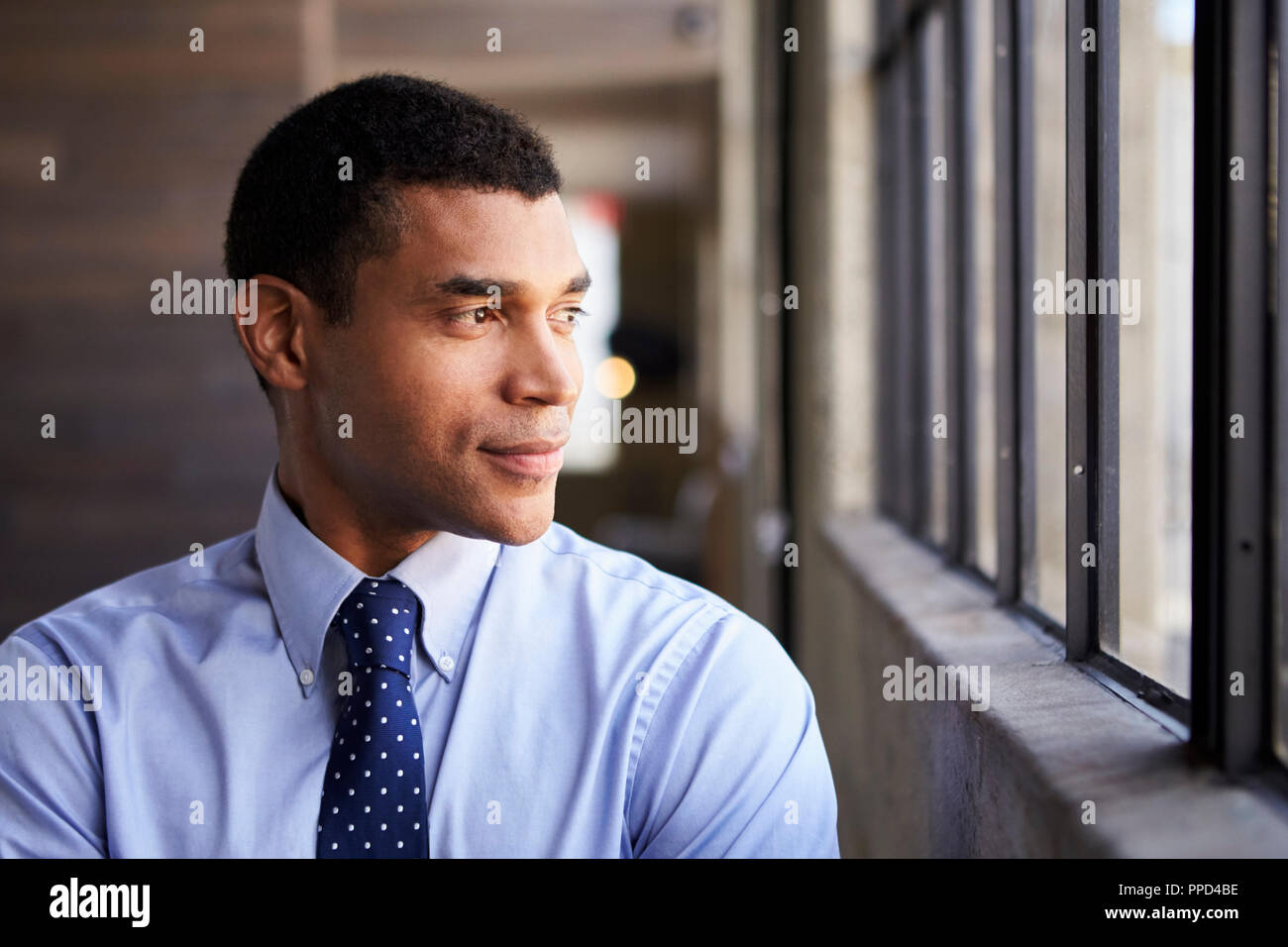 Mixed Race woman de fenêtre, portrait Banque D'Images