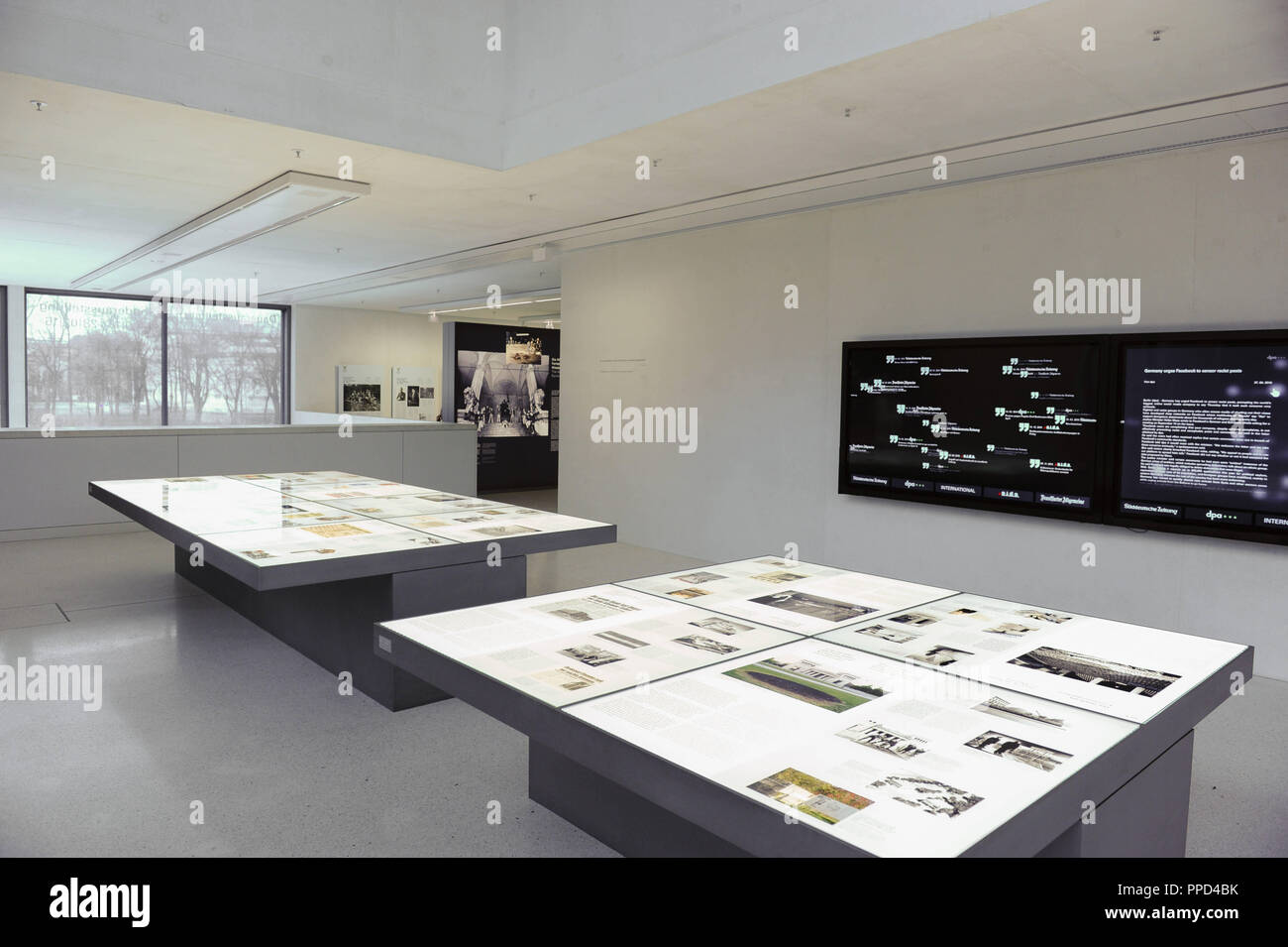 Mediaguides, une application, et le Forum d'apprentissage (dans la photo le support des tables) sont présentés dans le sous-sol de l'édifice, à une conférence de presse avec un événement d'information sur le thème "Médias Présentation dans le centre de documentation NS : Panneaux numériques lors de l'historique place'. Banque D'Images