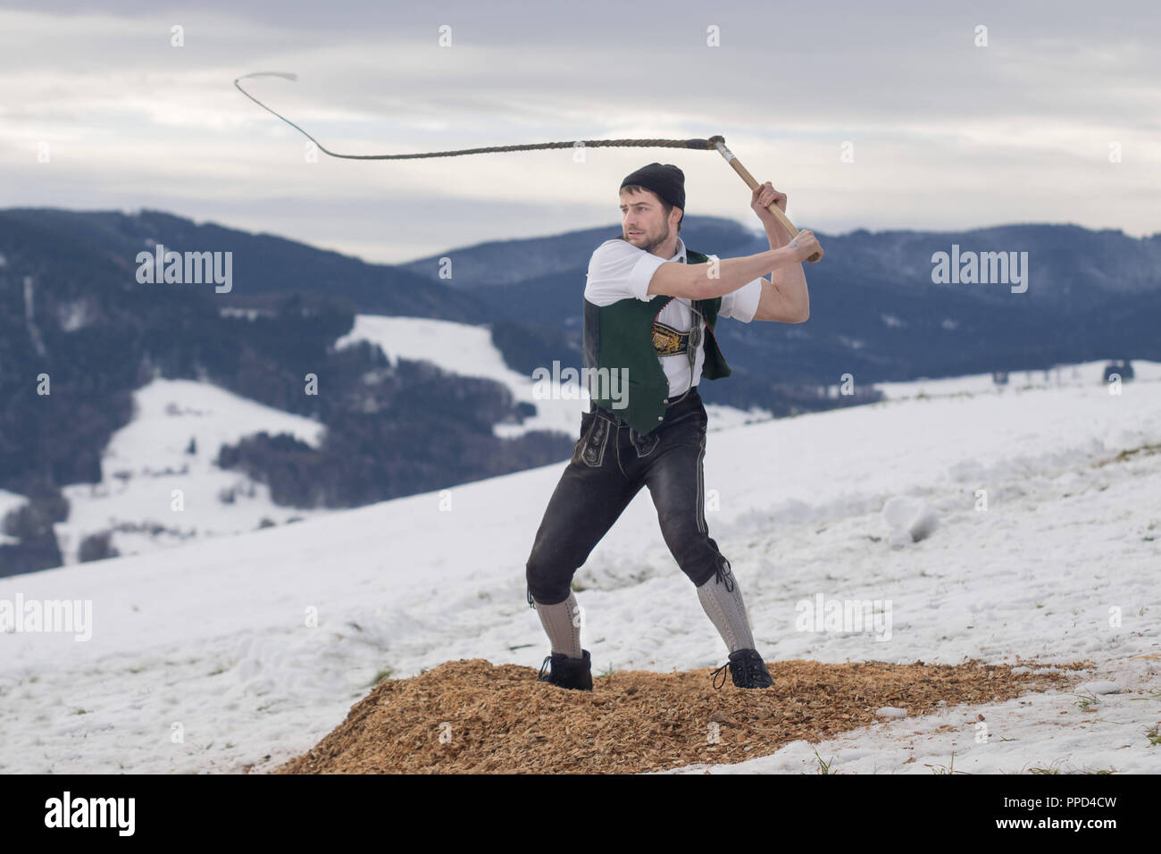 L'Aperschnalzen whipcracking (concurrentiel) dans le Rupertwinkel, est une tradition à dur hiver, Berchtesgaden-campagne, Haute-bavière Stoisser-Achental. Concours à la fissuration fouet Strobl Alm - Hoegl avec les participants des municipalités de colère - Aufham et Bad Reichenhall. Banque D'Images