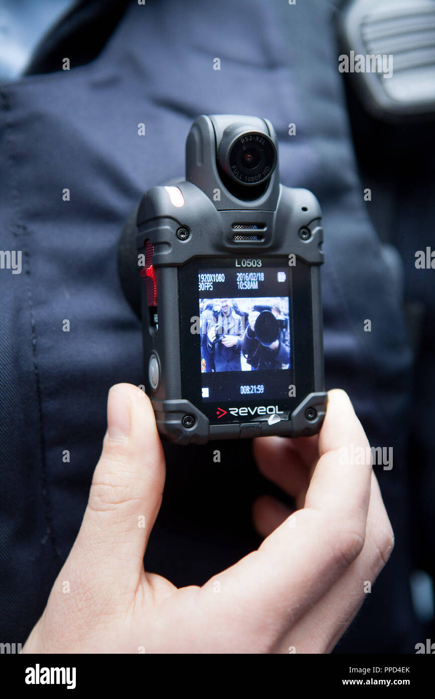 Les membres de la Police fédérale lors de la présentation de corps mobiles cameras à la gare principale de Munich. Le bodycams, qui sont montés sur la poitrine ou l'épaule de la veste de déploiement, sont testés dans un projet pilote d'un an et ne sont pas seulement de fournir des preuves, mais aussi à fournir des secours dans les situations difficiles. Banque D'Images