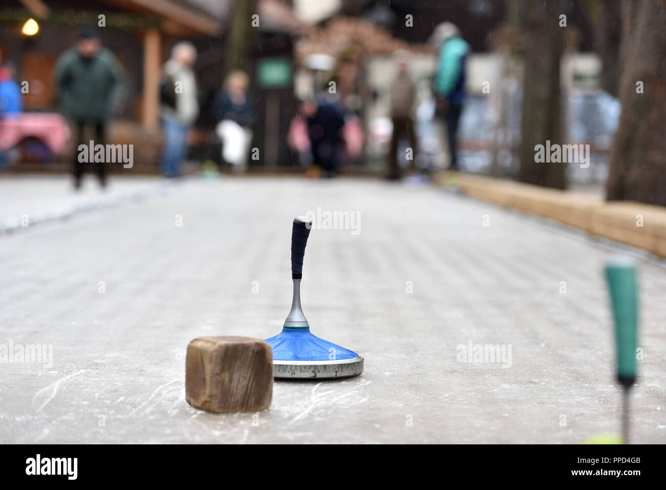 En raison de la douceur de l'hiver, le curling bavarois (Eisstockschiessen) ont déplacé de la Canal de Nymphenburg à l'Augustiner biergarten sur l'Arnulfstrasse, où il y a quatre pistes avec de la glace synthétique. Banque D'Images