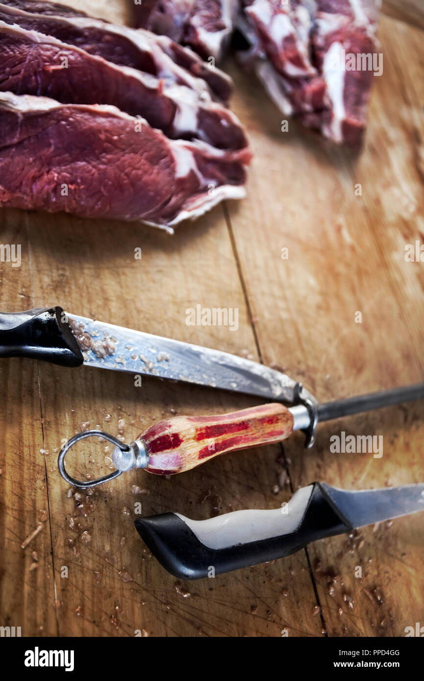 Face à un plan de travail dans une boutique de la boucherie Banque D'Images