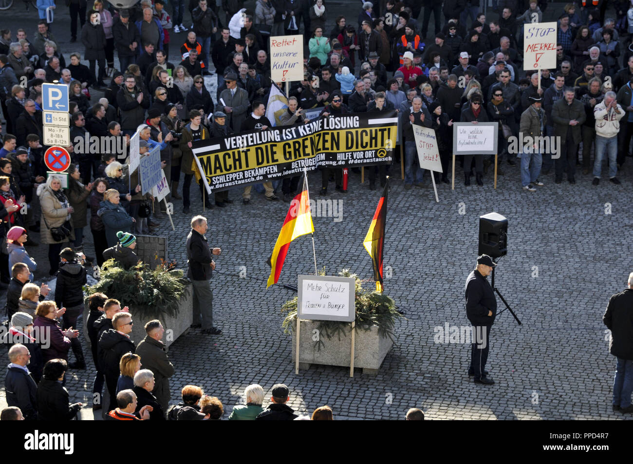 Fédération allemands se rassemblent dans la place de la ville de Traunreut pour manifester contre la politique des réfugiés d'Angela Merkel, l'Islam et le prétendu mensonge presse. Banque D'Images