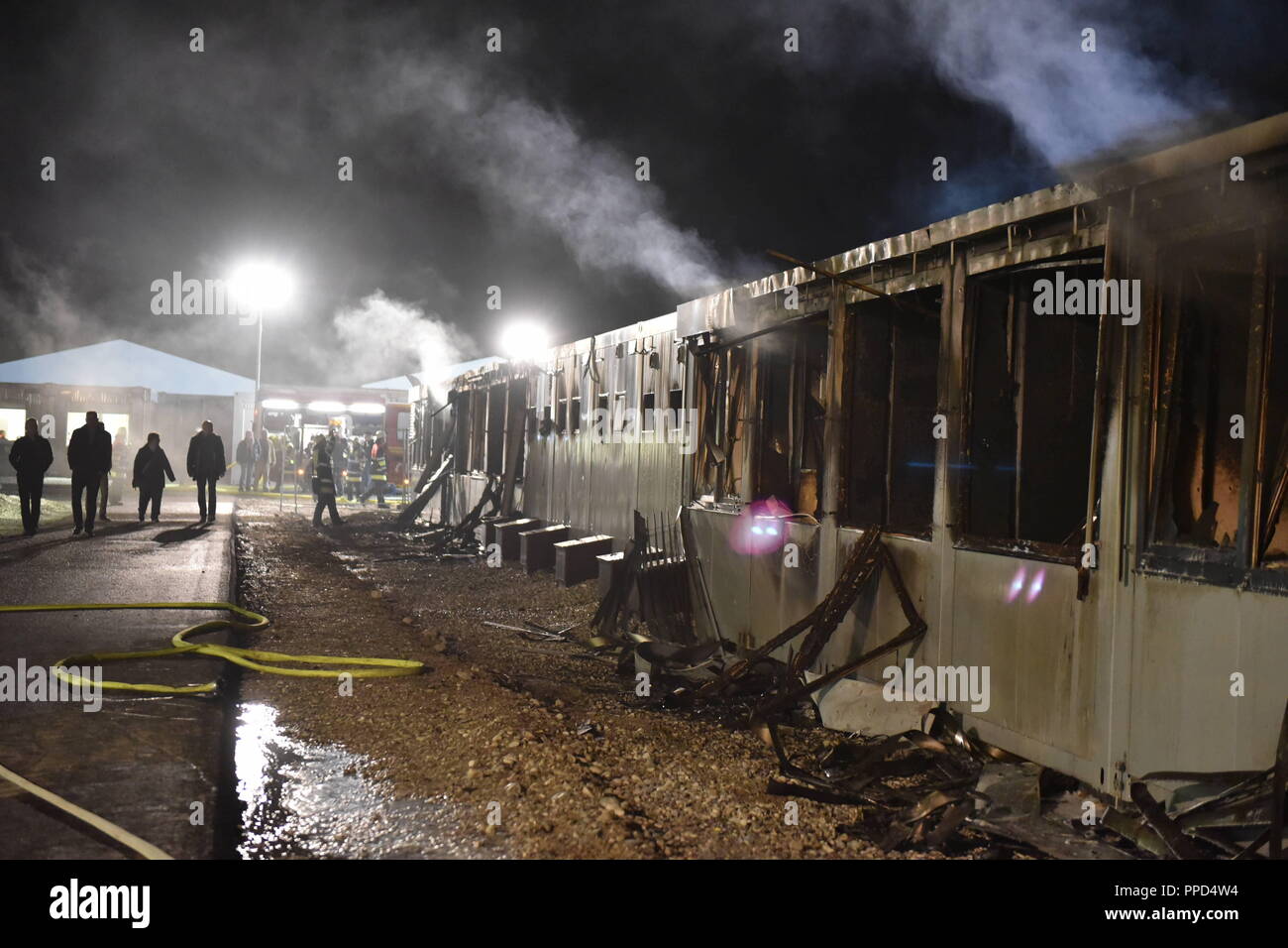 Le centre d'accueil pour les réfugiés (AZ), dans l'Maria Probst Strasse, a brûlé. La photo a été prise après l'opérations de lutte contre l'incendie. Photo : Catherine Hess Banque D'Images