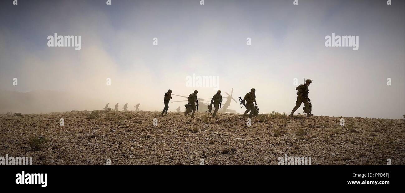 Les soldats des troupes de l'aigle, 2e Escadron, 1e régiment de cavalerie, 1er Stryker Brigade Combat Team, 4e Division d'infanterie, démonter un UH-60 Blackhawk en préparation d'une patrouille à pied dans l'Afghanistan, le 4 septembre 2018. Banque D'Images