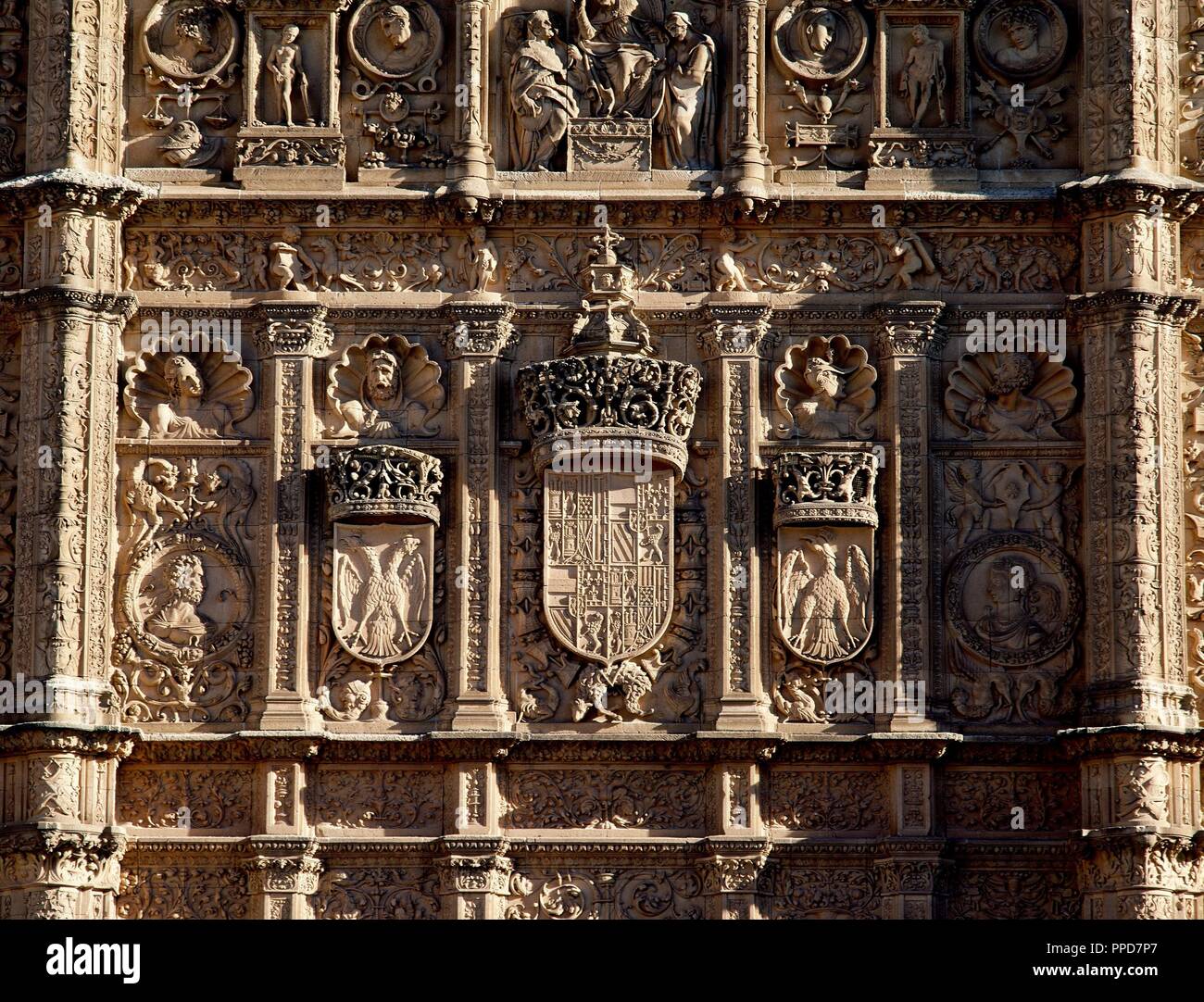 DETALLE DE LA FACHADA LA UNIVERSIDAD DE SALAMANCA - IMPERIAL ESCUDO DE CARLOS V JUNTO A LOS BUSTOS DEL EMPERADOR Y SU ESPOSA-PARTE SUPERIOR HERCU SAFO. Emplacement : UNIVERSIDAD. Salamanque. L'ESPAGNE. Banque D'Images