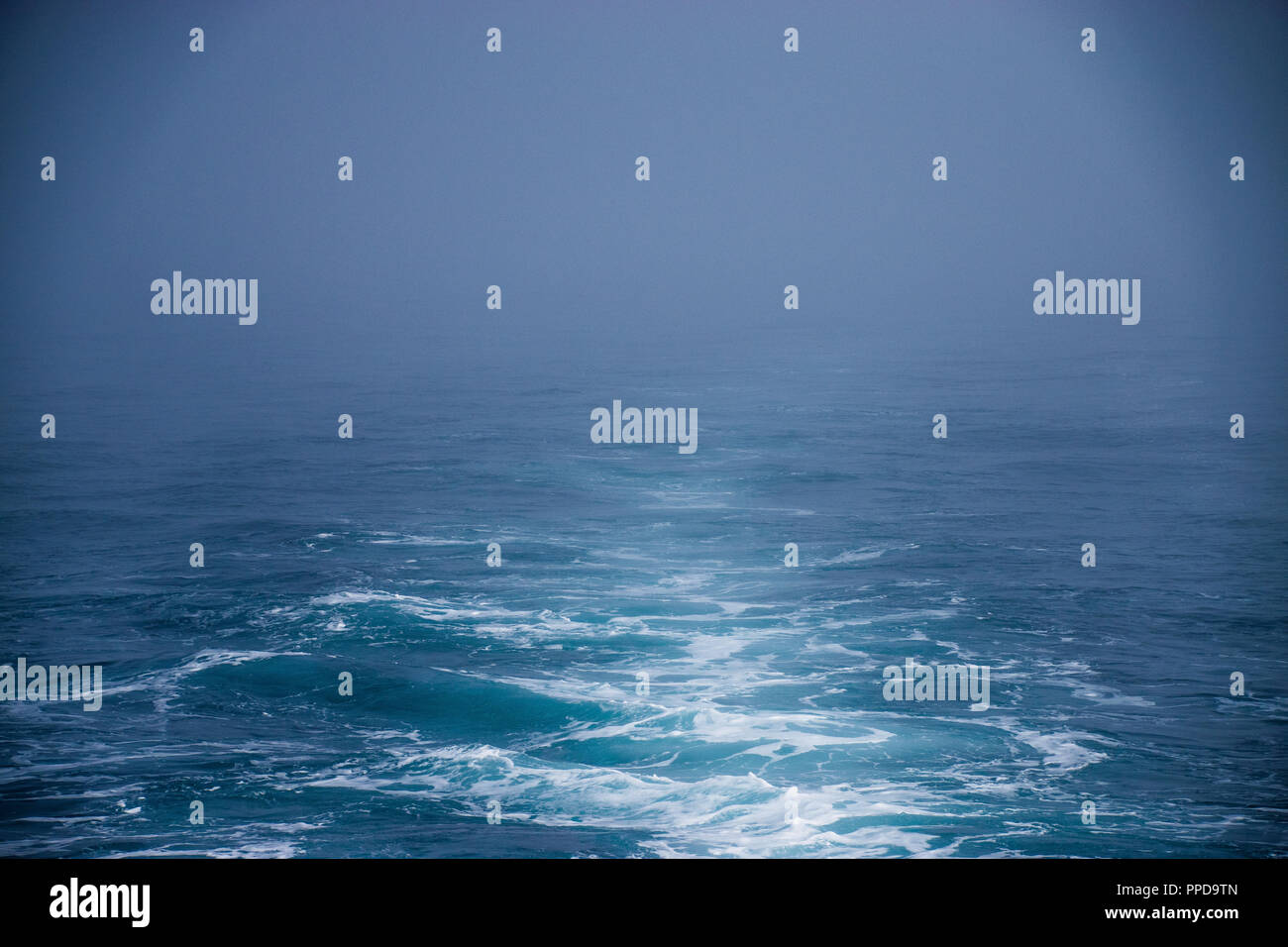 Le batillage des navires dans l'océan Banque D'Images