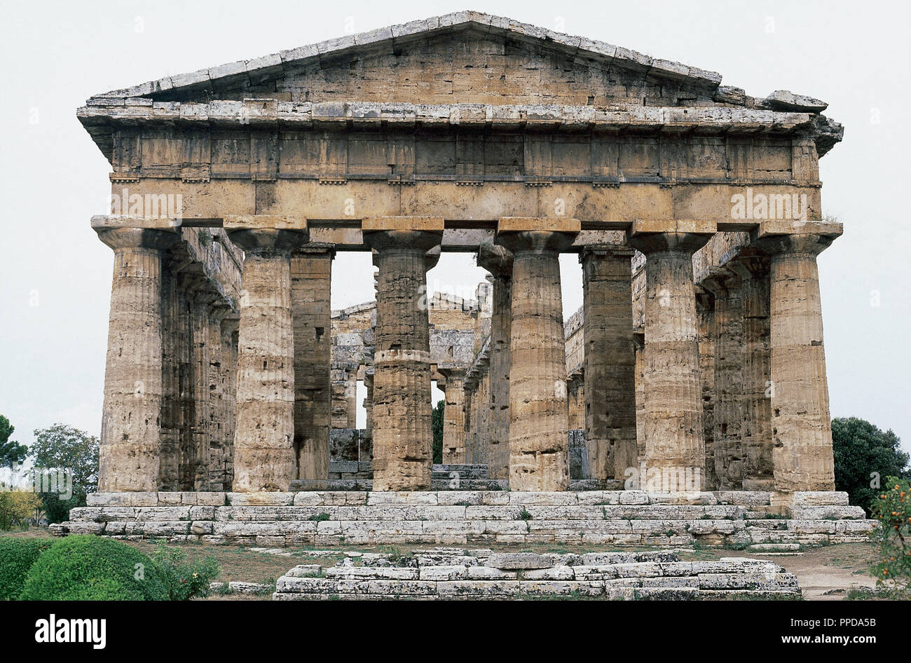 L'art grec Magna Grecia. L'Italie. Paestum. Temple de Neptune, effectivement consacrée à la déesse Héra. Construit autour de 450-460 BC. De style dorique. L'avant. Banque D'Images
