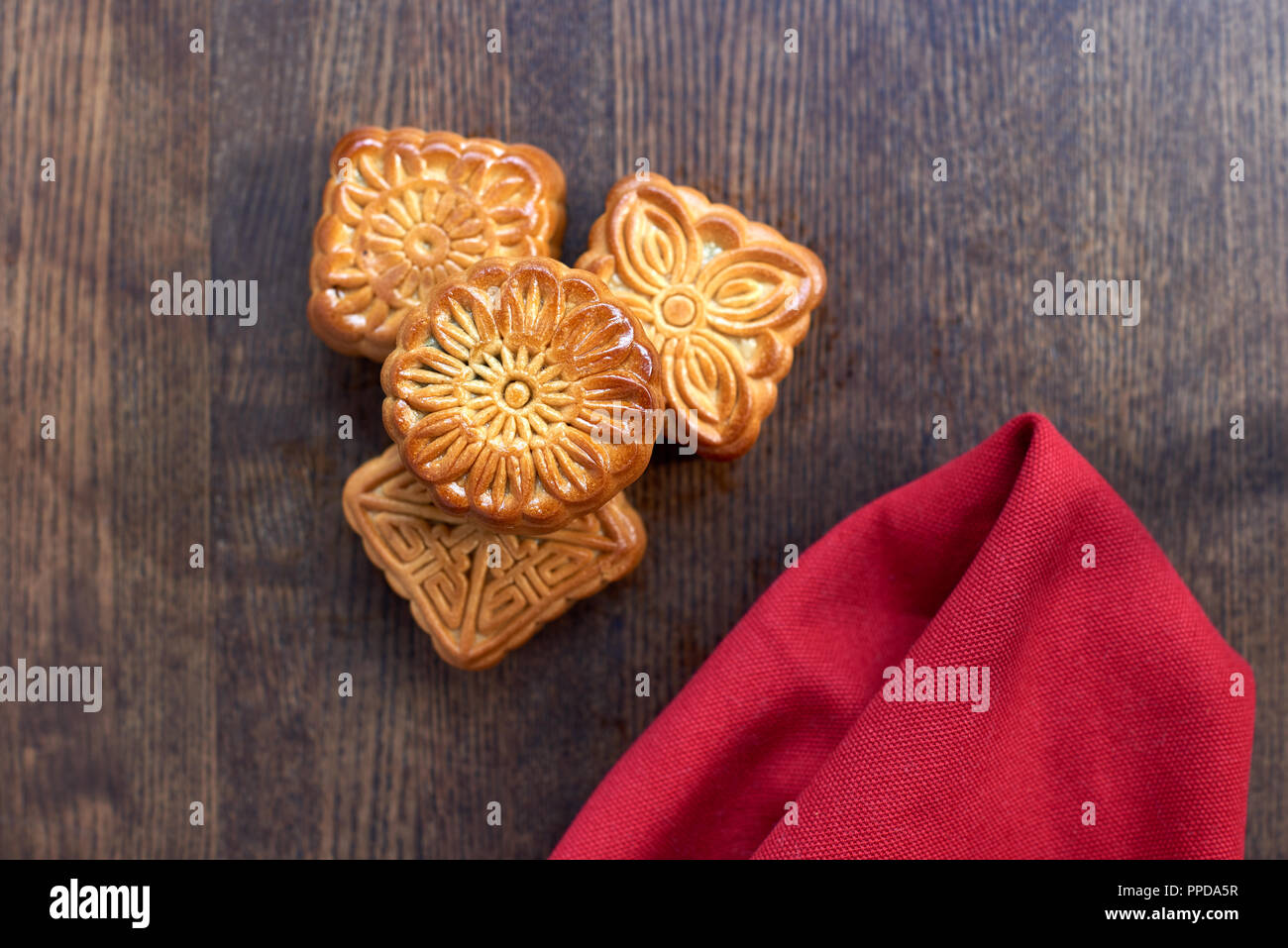 Gâteau de Lune rouge et le textile serviette sur fond de bois Banque D'Images