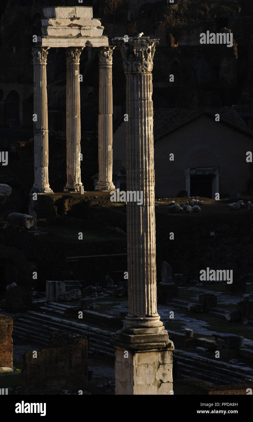 L'Italie. Rome. Forum romain. Vue de la colonne de Phocas (608), et les trois colonnes de temple de Castor et Pollux, construit en 495 avant J.-C., la République romaine. Banque D'Images