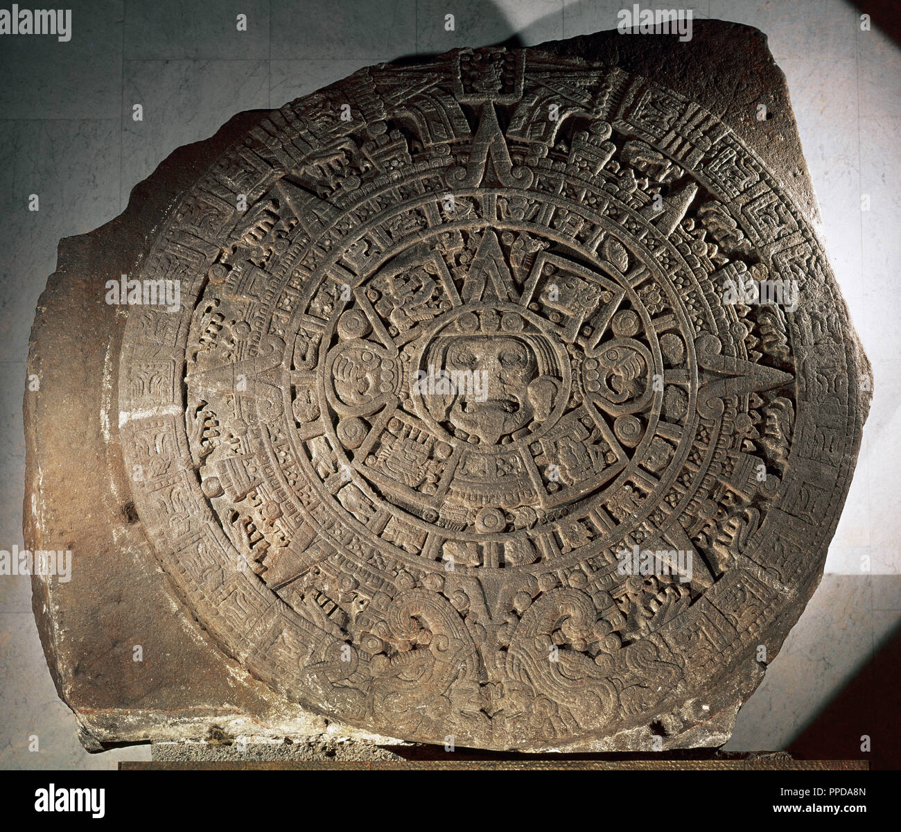 CALENDARIO AZTECA O PIEDRA DEL SOL. Soulager lleno de caractères, la suma de los conocimientos cosmogónicos aztecas. Realizado en basalto colosales y de dimensions : 3,6 m. de diámetro. Museo Nacional de Antropología. México. Banque D'Images