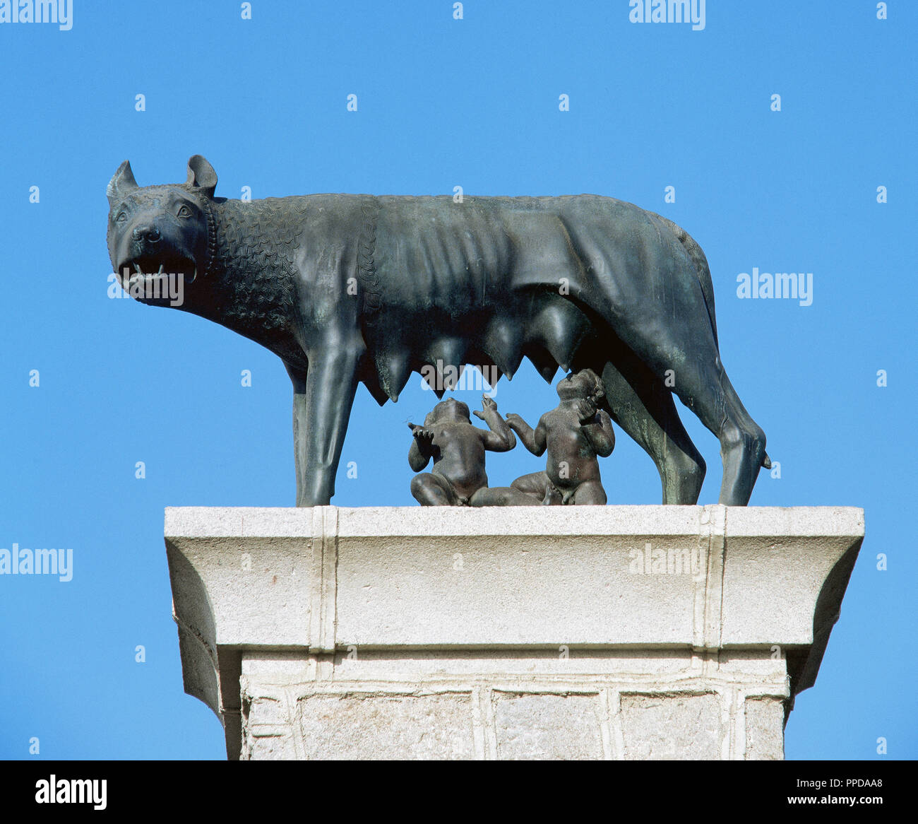 Réplique du loup et les nourrissons Capitoline Romulus et Remus. Merida. L'Espagne. Banque D'Images