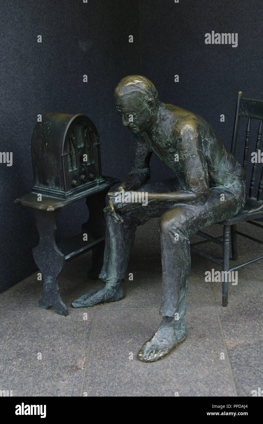 Franklin Delano Roosevelt Memorial. Statue en bronze qui représente la grande dépression. L'homme l'écoute d'une conversation au coin du feu à la radio. Washington D.C. United States. Banque D'Images