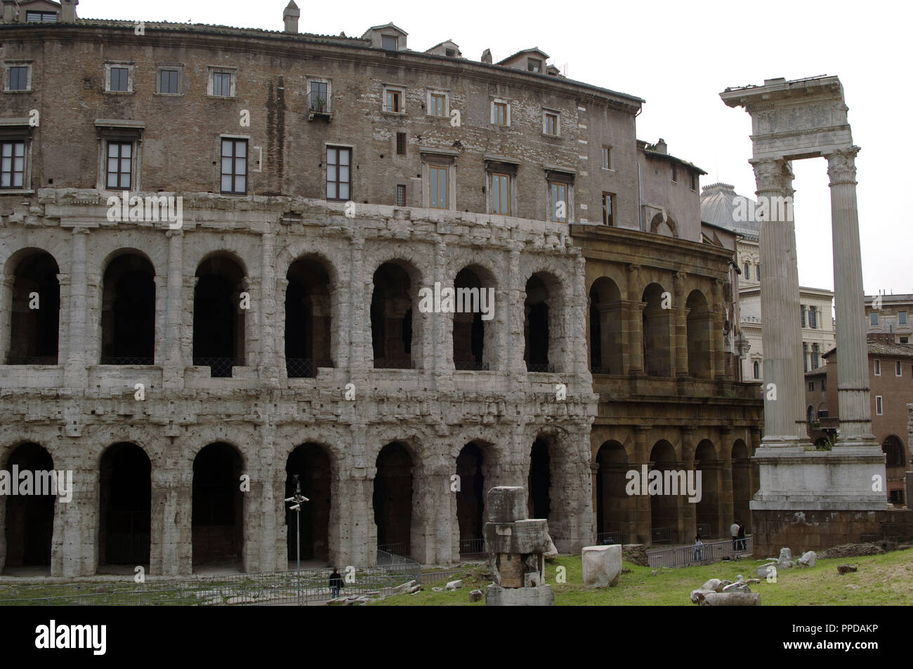 L'Italie. Rome. Théâtre de Marcellus. 1er siècle avant JC. De l'extérieur. Banque D'Images