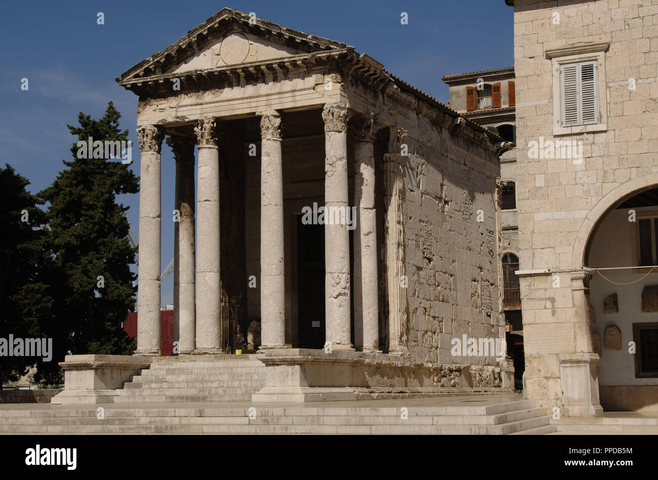 L'ART ROMAN. La Croatie. Temple d'Auguste, dédié à la déesse Roma et l'empereur Auguste. Il a été construit entre l'an 2 avant J.-C. et 14 après J.-C. Après avoir été complètement détruit pendant la Seconde Guerre mondiale, a été reconstruite entre 1945 et 1947. PULA. Péninsule istrienne. Banque D'Images