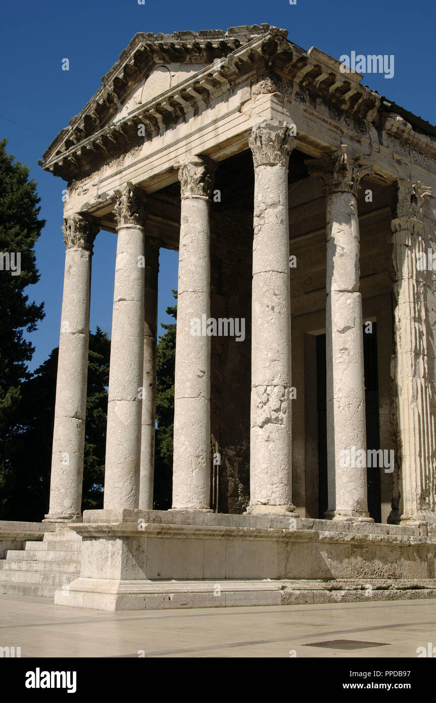 L'ART ROMAN. La Croatie. Temple d'Auguste, dédié à la déesse Roma et l'empereur Auguste. Il a été construit entre l'an 2 avant J.-C. et 14 après J.-C. Après avoir été complètement détruit pendant la Seconde Guerre mondiale, a été reconstruite entre 1945 et 1947. PULA. Péninsule istrienne. Banque D'Images