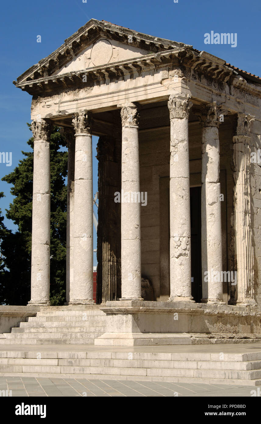 L'ART ROMAN. La Croatie. Temple d'Auguste, dédié à la déesse Roma et l'empereur Auguste. Il a été construit entre l'an 2 avant J.-C. et 14 après J.-C. Après avoir été complètement détruit pendant la Seconde Guerre mondiale, a été reconstruite entre 1945 et 1947. PULA. Péninsule istrienne. Banque D'Images