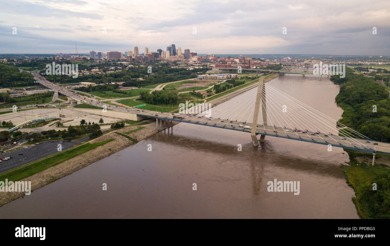 La rivière est boueuse sur ce matin comme un orage passe et les banlieusards billet la route dans Kansas City Banque D'Images