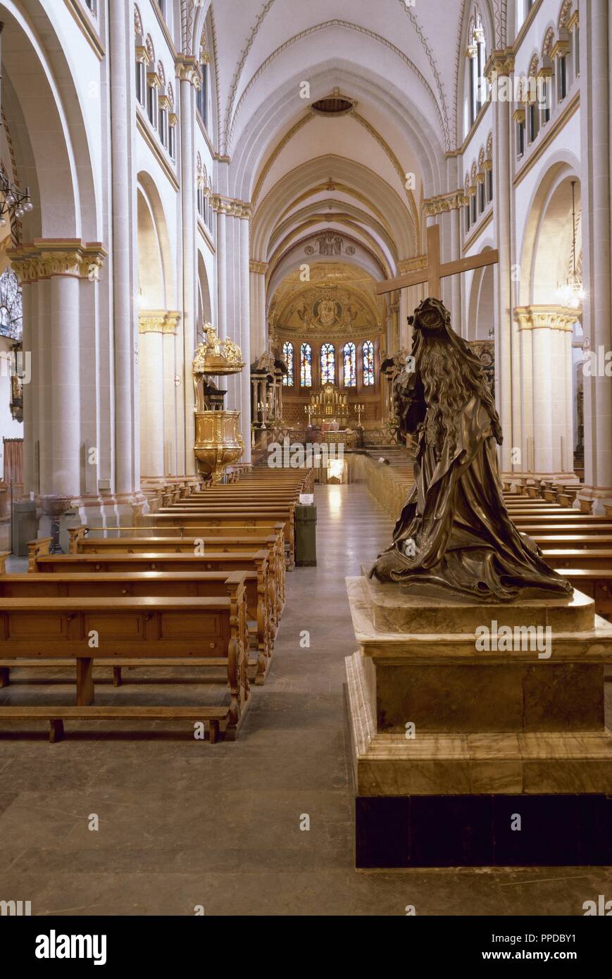 L'Allemagne. Bonn. Ministre de St Martin. La fin de l'architecture romane de style. Tout d'abord, statue en bronze de Sainte-Hélène, donnés par le Cardinal Franz Wilhelm von Wartenberg, Prévôt de la Collégiale (1629-1661). Banque D'Images