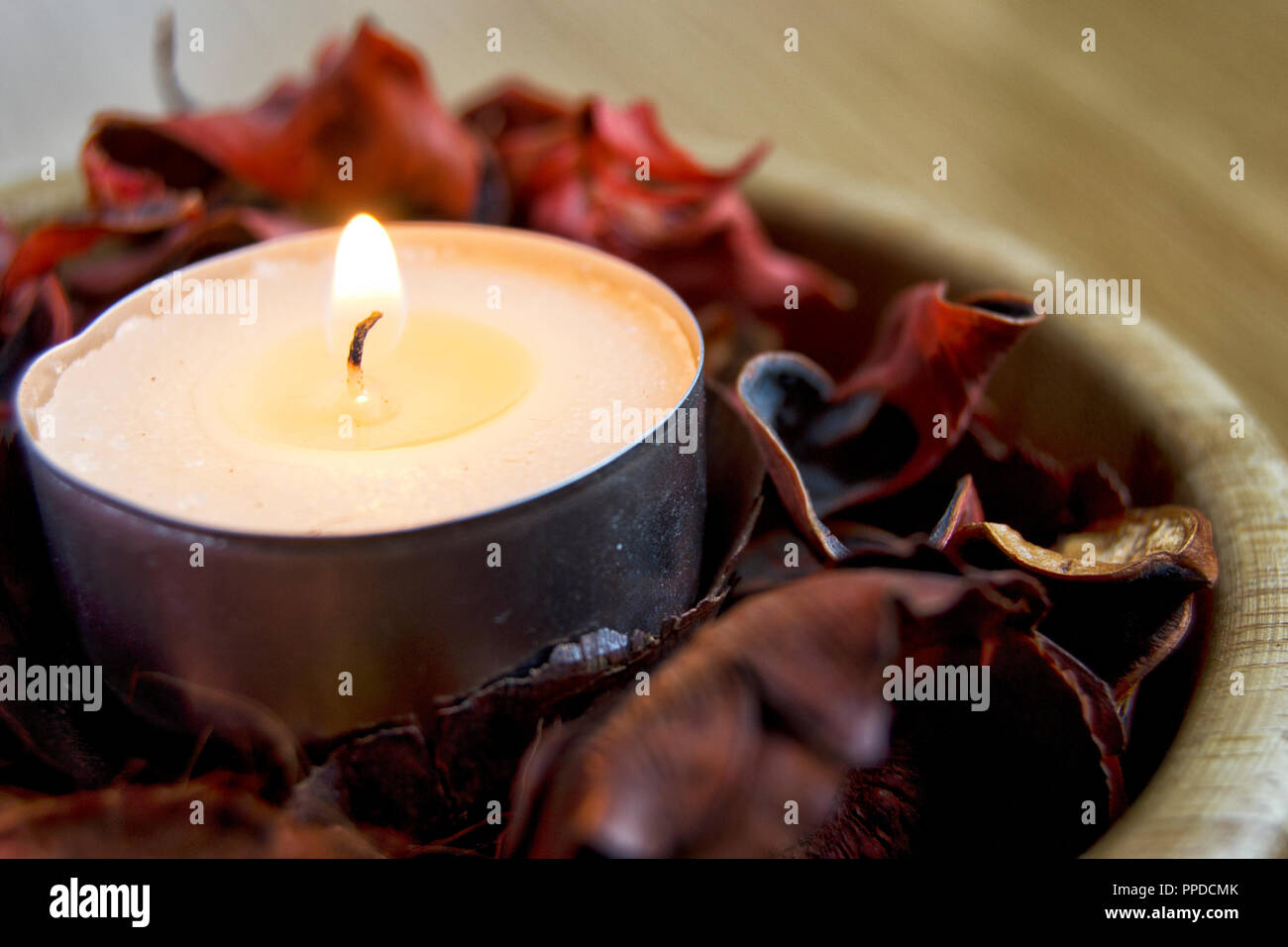 Lumière de bougie blanche avec un pot-pourri pour spa et concept de décoration de Noël Banque D'Images