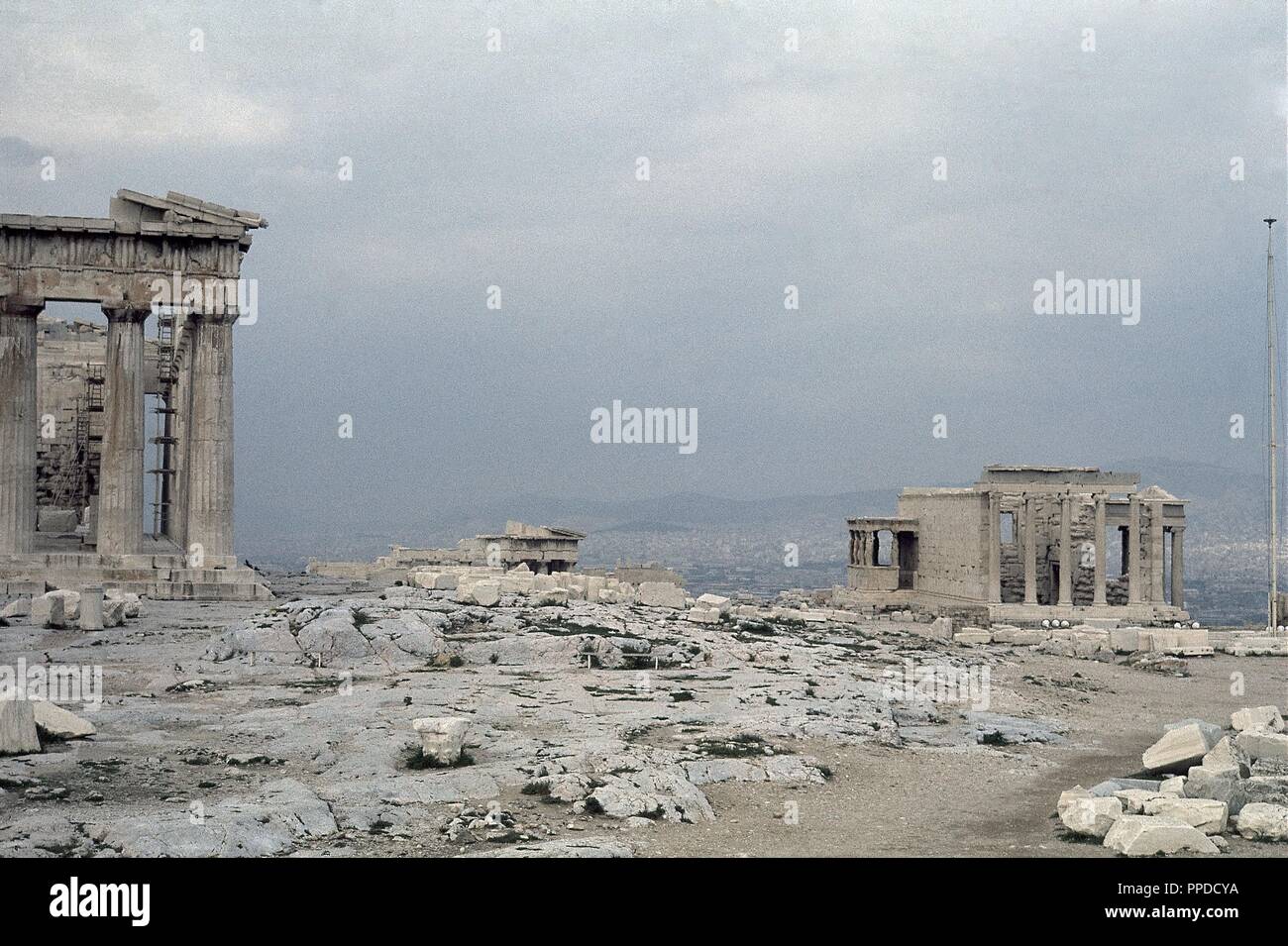 VISTA DE PARTE DEL PARTENON Y DEL ERECTEION. Auteur : MNESICLES SIGLO V AC. Emplacement : L'Acropole. Athènes. Banque D'Images