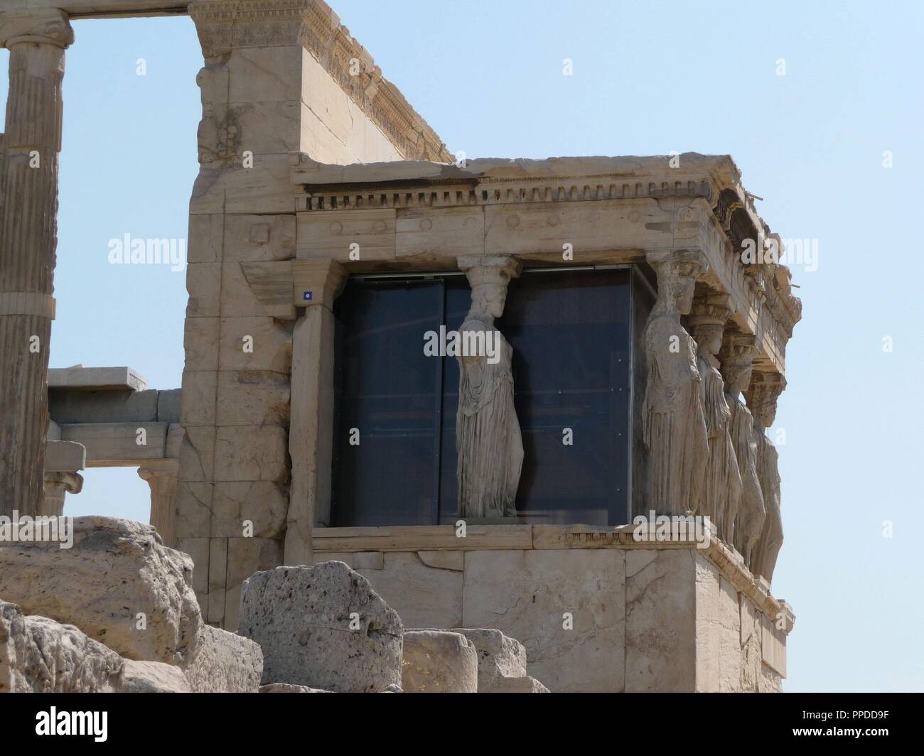 ERECTEION - PORTIQUE DE LAS CARIATIDES - SIGLO V AC. Auteur : MNESICLES SIGLO V AC. Emplacement : L'Acropole. Athènes. Banque D'Images