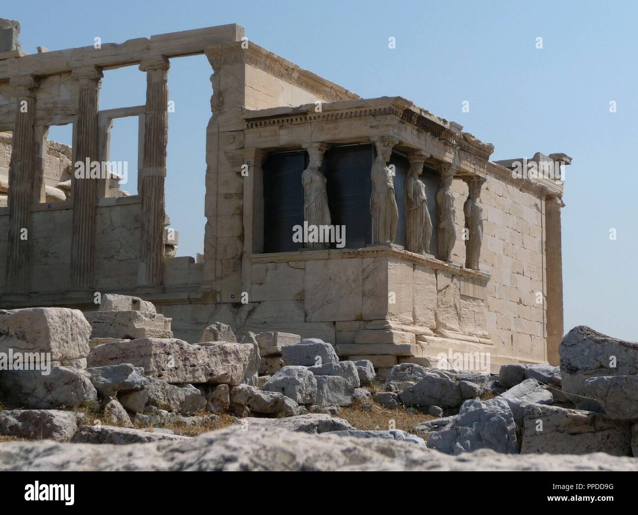 ERECTEION - PORTIQUE DE LAS CARIATIDES - SIGLO V AC. Auteur : MNESICLES SIGLO V AC. Emplacement : L'Acropole. Athènes. Banque D'Images