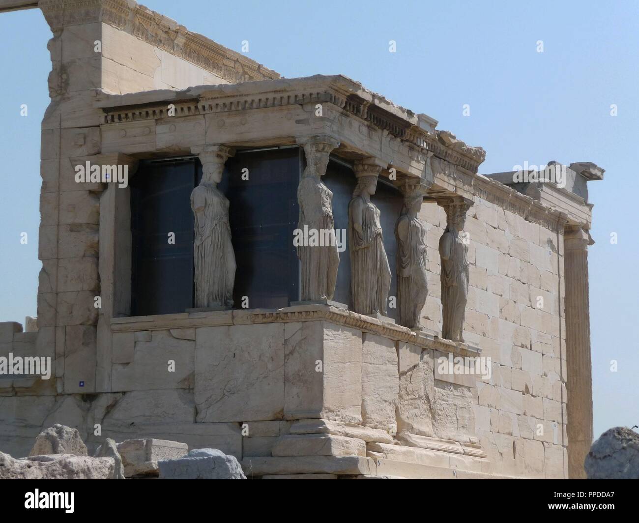 ERECTEION - PORTIQUE DE LAS CARIATIDES - SIGLO V AC. Auteur : MNESICLES SIGLO V AC. Emplacement : L'Acropole. Athènes. Banque D'Images