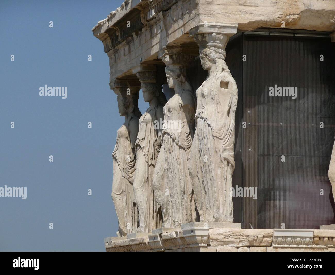 ERECTEION - PORTIQUE DE LAS CARIATIDES - SIGLO V AC. Auteur : MNESICLES SIGLO V AC. Emplacement : L'Acropole. Athènes. Banque D'Images