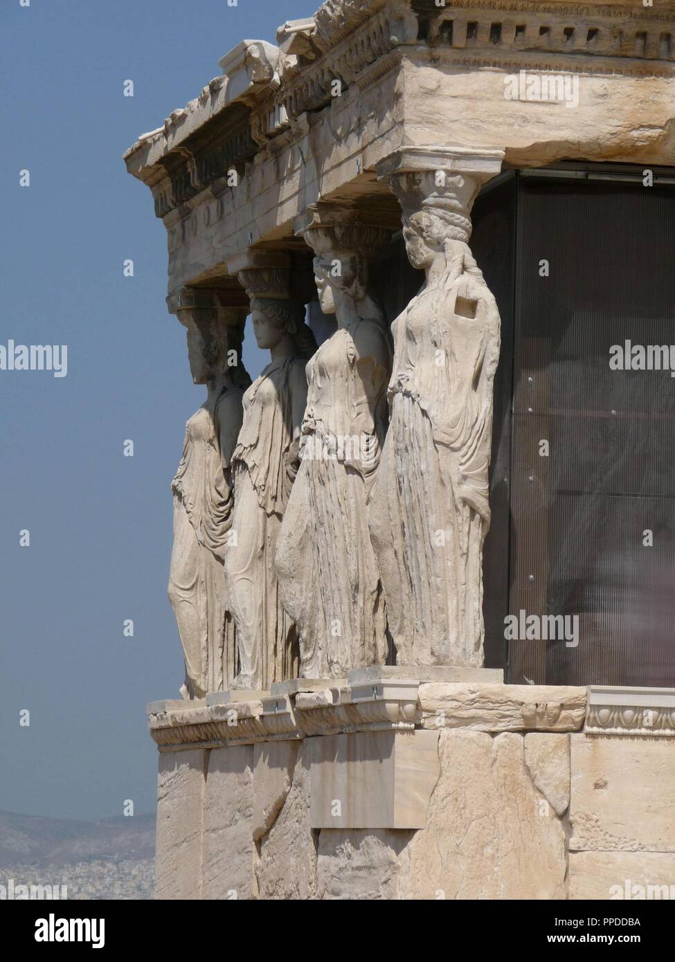 ERECTEION - PORTIQUE DE LAS CARIATIDES - SIGLO V AC. Auteur : MNESICLES SIGLO V AC. Emplacement : L'Acropole. Athènes. Banque D'Images