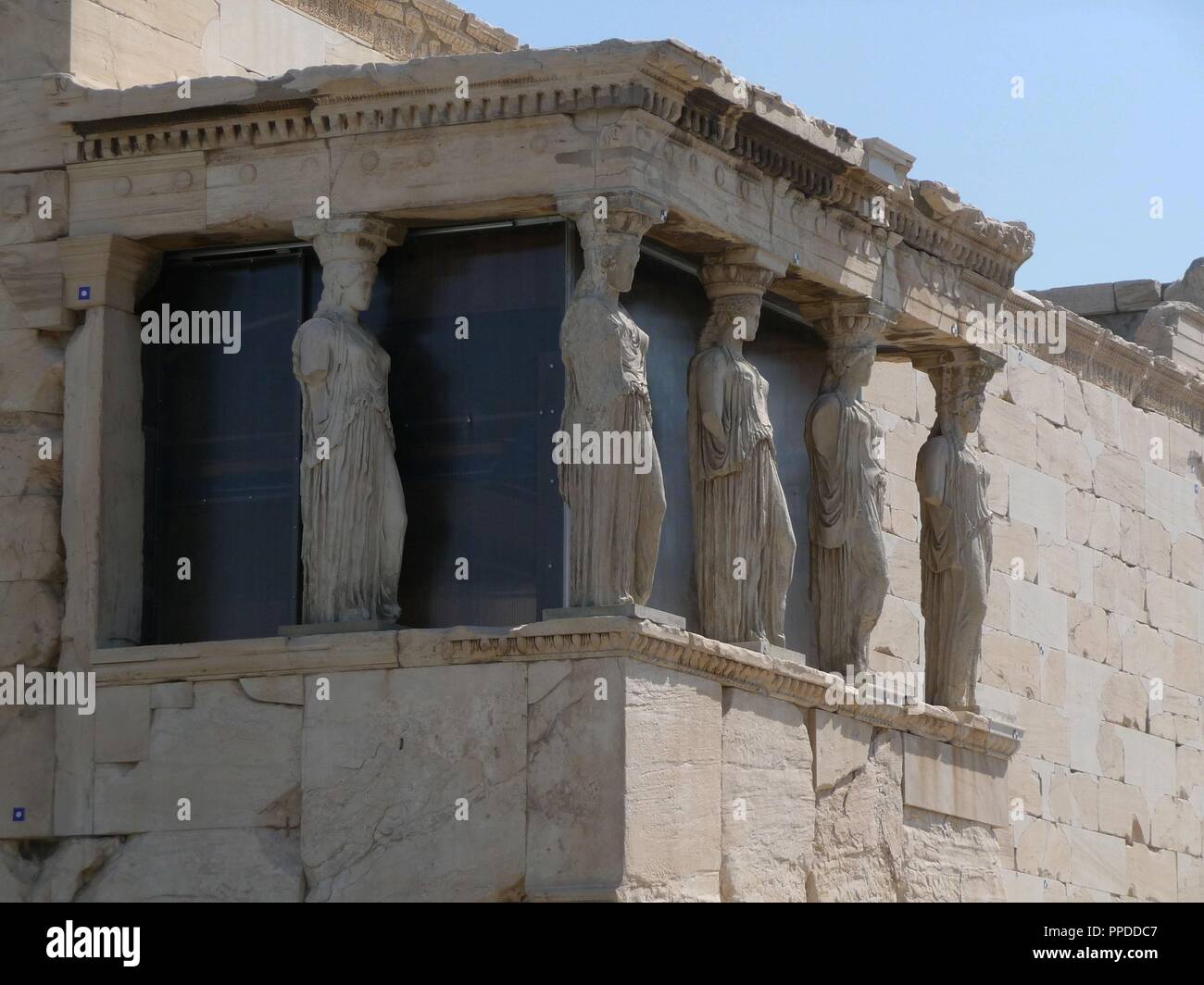 ERECTEION - PORTIQUE DE LAS CARIATIDES - SIGLO V AC. Auteur : MNESICLES SIGLO V AC. Emplacement : L'Acropole. Athènes. Banque D'Images