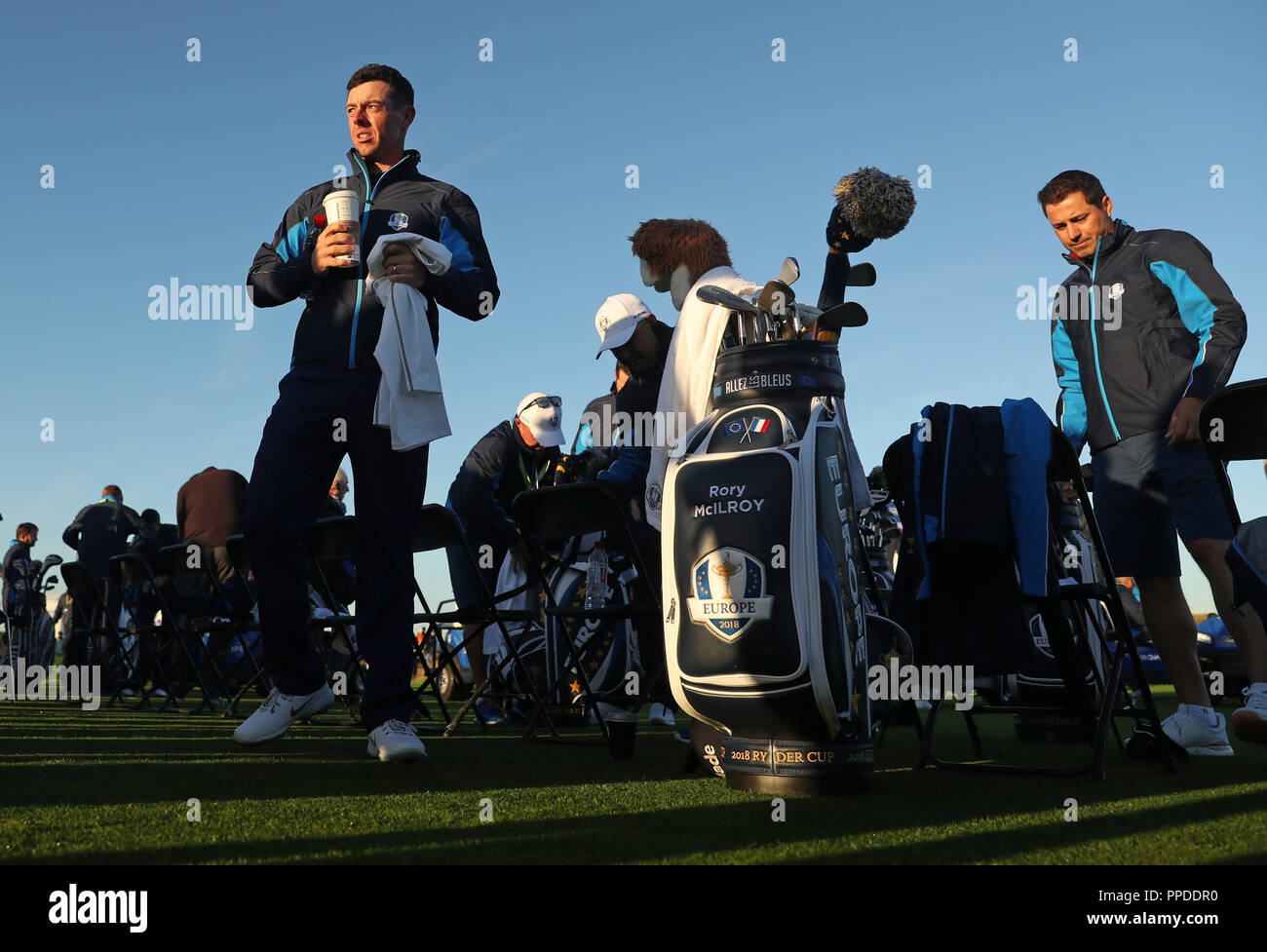 L'équipe de Rory McIlroy après une photo de l'équipe au cours de l'aperçu de la deuxième journée de la Ryder Cup au Golf National, Saint-Quentin-en-Yvelines, Paris. Banque D'Images