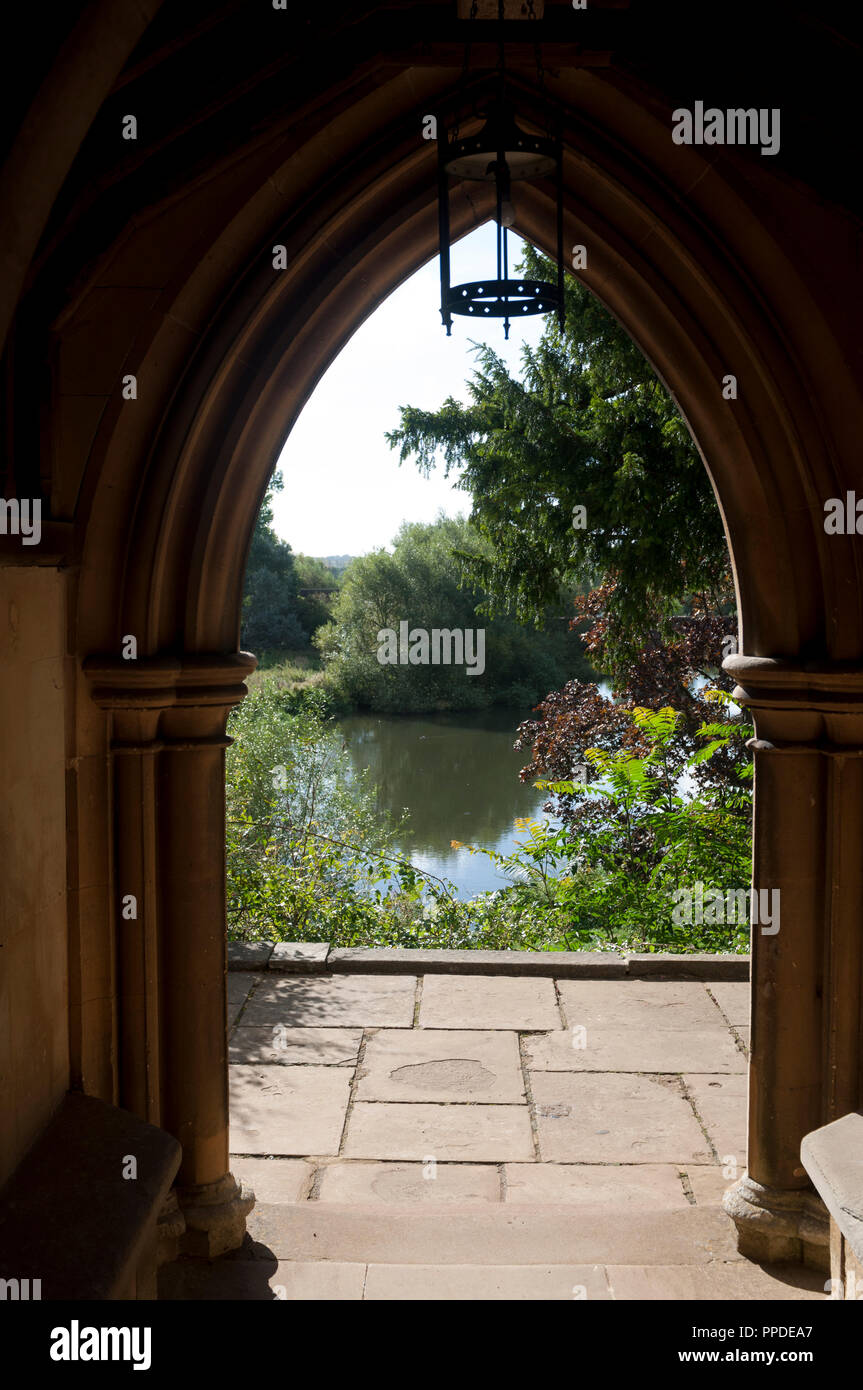 Tamise vu depuis le porche sud de Saint Michel et tous les Anges, Clifton Hampden, Oxfordshire, England, UK Banque D'Images