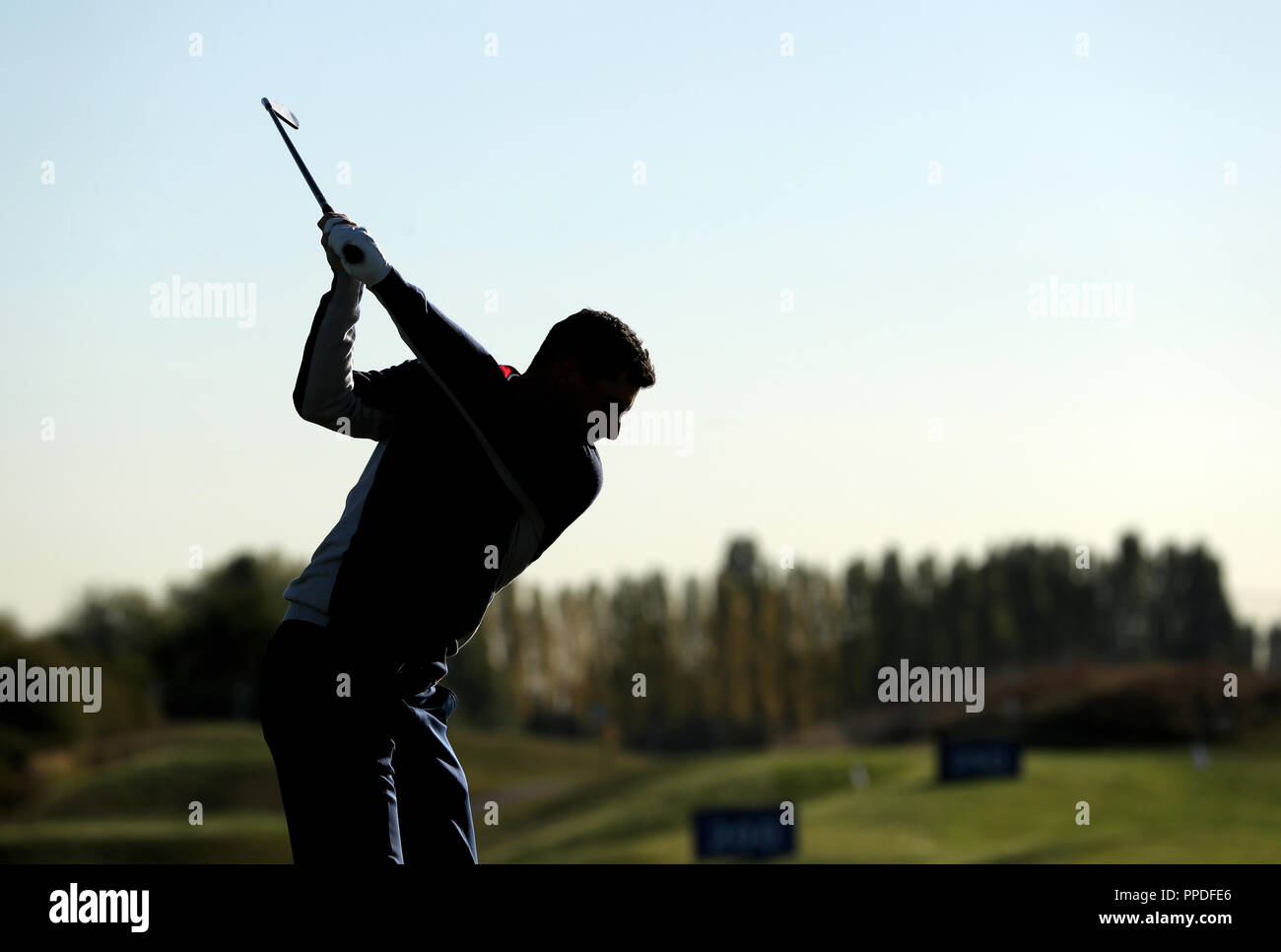 L'Europe de l'équipe sur le Rory McIlroy champ de pratique au cours de l'aperçu de la deuxième journée de la Ryder Cup au Golf National, Saint-Quentin-en-Yvelines, Paris. Banque D'Images