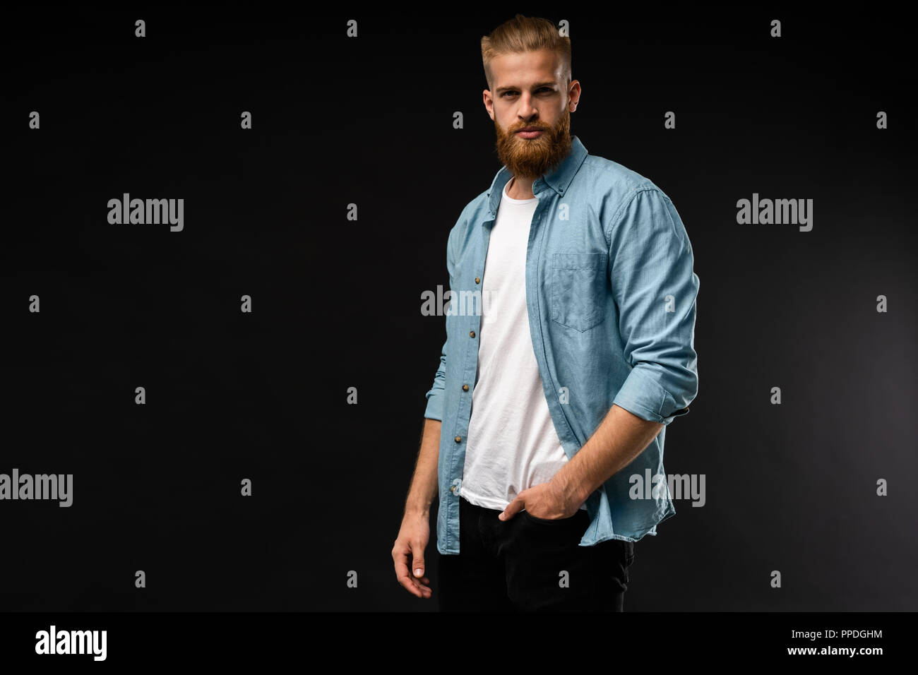 Portrait of fashionable bel homme en jeans shirt regarder la caméra. Banque D'Images