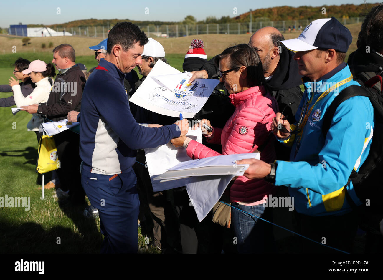 L'équipe de Rory McIlroy, signe des autographes pour les fans au cours de l'aperçu de la deuxième journée de la Ryder Cup au Golf National, Saint-Quentin-en-Yvelines, Paris. Banque D'Images