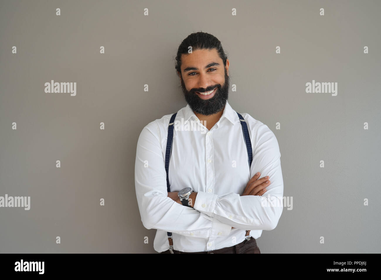 Hipster avec bretelles homme debout sur contexte, isolé Photo Stock - Alamy