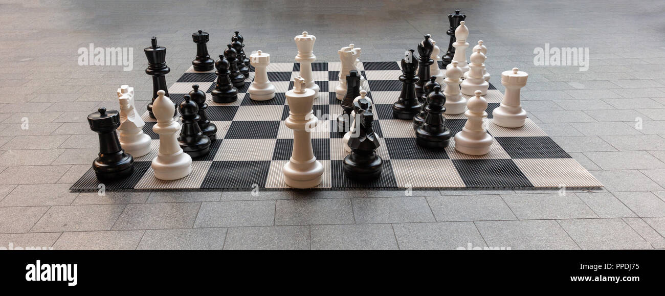 Ensemble de jeu d'échecs géant sur le sol, en public, à Rotterdam, bannière, arrière-plan. Banque D'Images