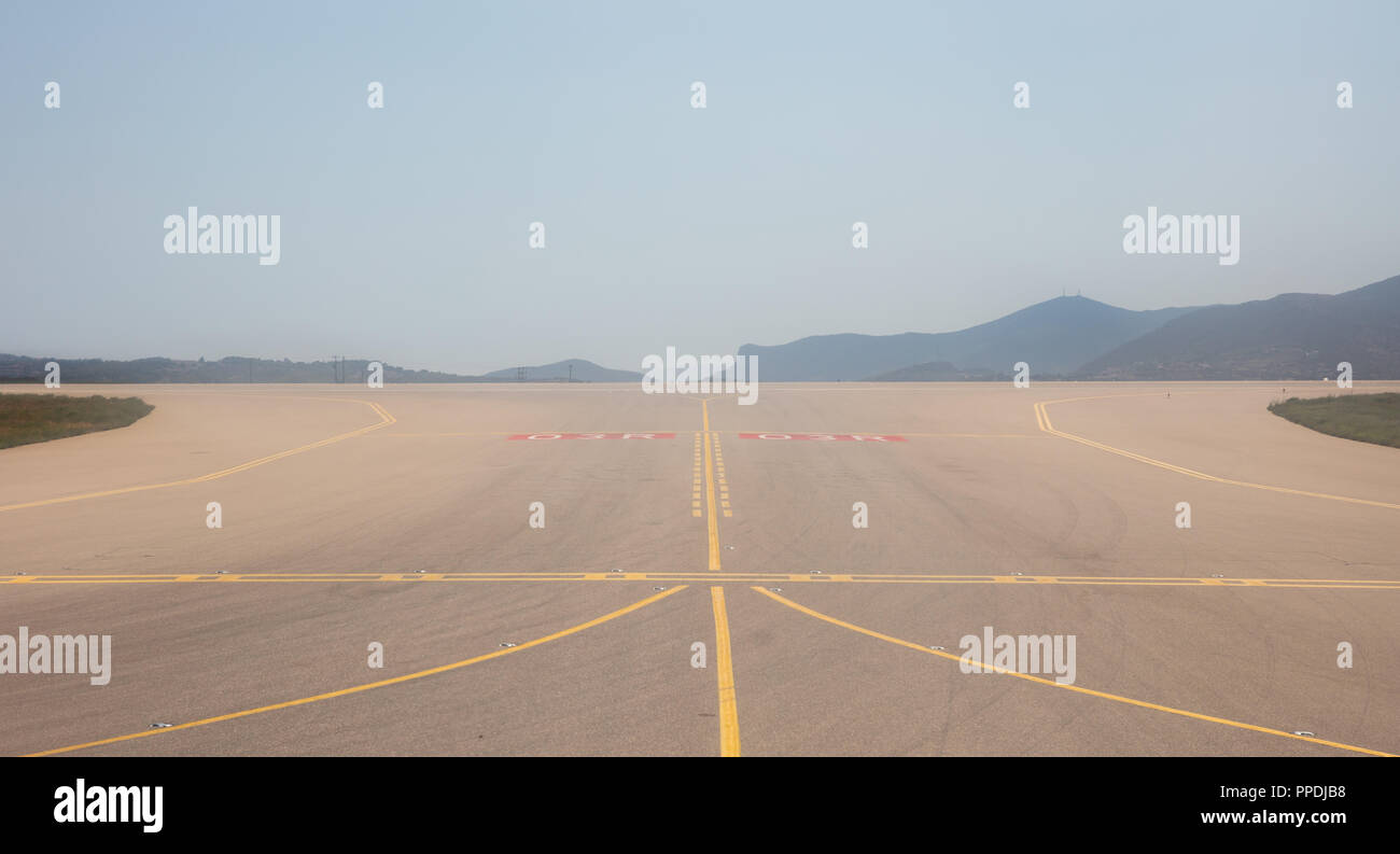 La piste de l'aéroport vide contre l'horizon du ciel, l'arrière-plan. Vue depuis la fenêtre de l'avion Banque D'Images