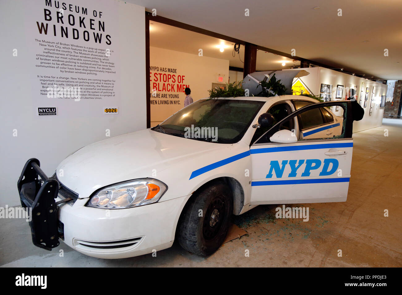 Une exposition d'art politique doté d'une voiture de police repensé comme un jardin, au Musée de fenêtres brisées par la NYCLU Banque D'Images