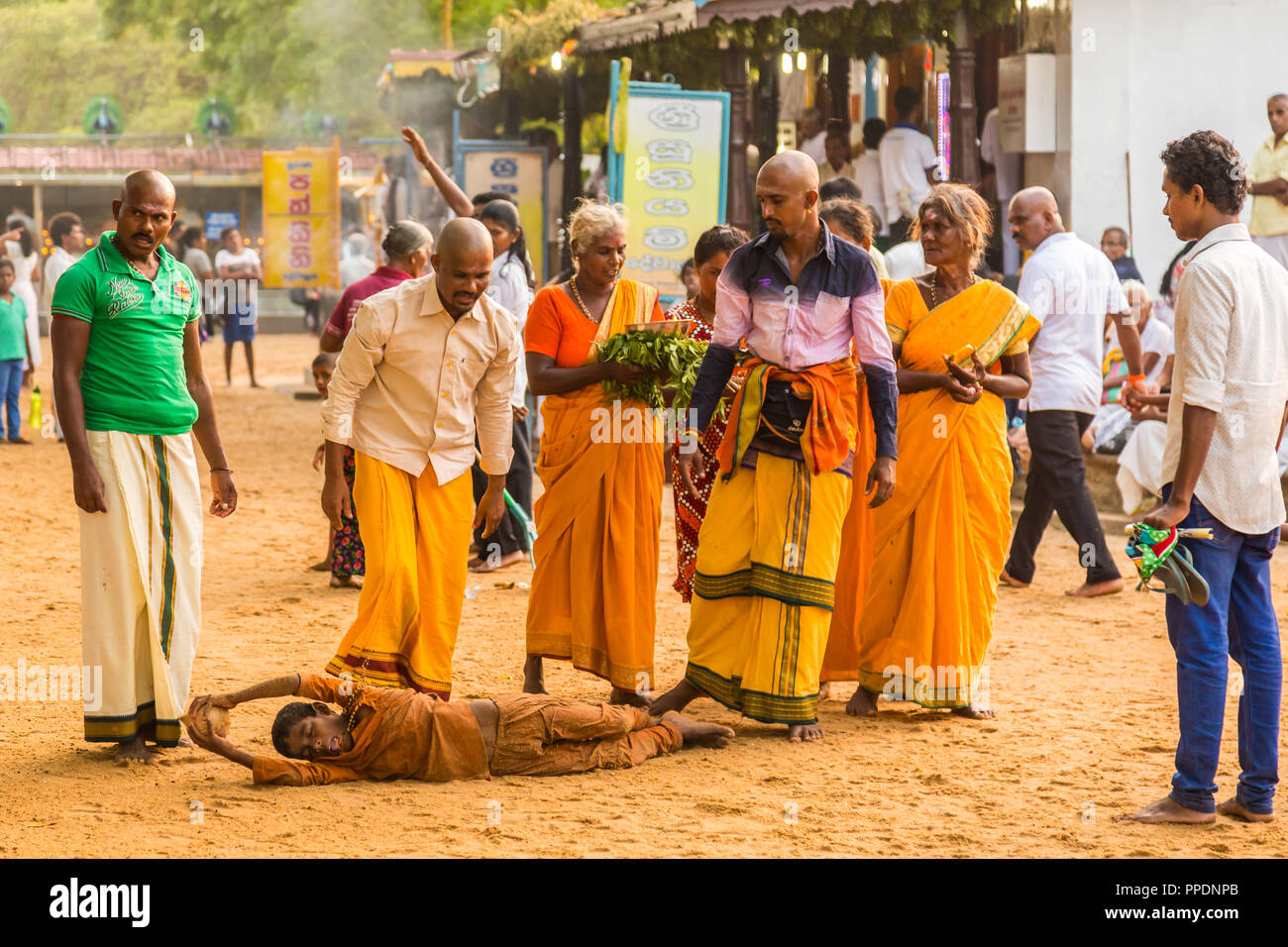 Sri Lanka Bandarawela 02 août 2017 rituel - roulant à Ruhunu Devalaya Kataragama Maha temple complexe au Sri Lanka. Banque D'Images