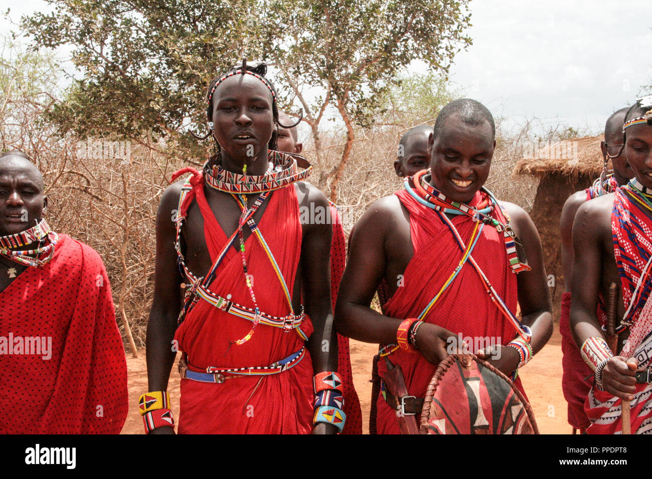 Au Kenya, le parc national de Tsavo, 03/20/2018 - gens Masai dans leur village en costume traditionnel Banque D'Images
